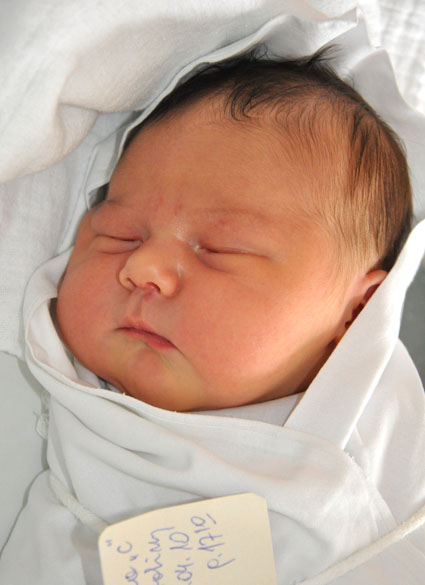 Julia Gruszka przyszła na świat 13 kwietnia 2010 roku, o godz. 17.15. Tuż po urodzeniu ważyła 4220 g, mierzyła 59 cm. Ta cudna dziewczynka to pierwsze ... - 1409